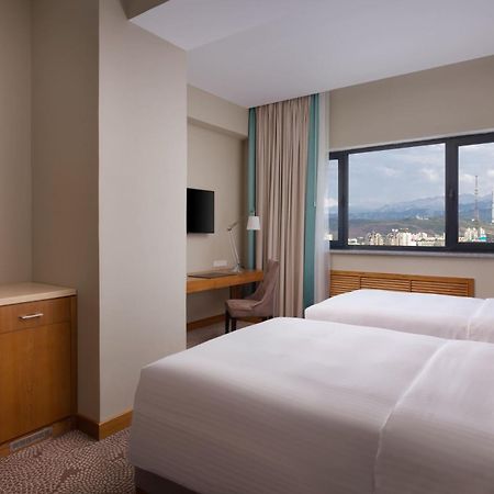 Doubletree By Hilton Almaty Hotel Eksteriør billede
